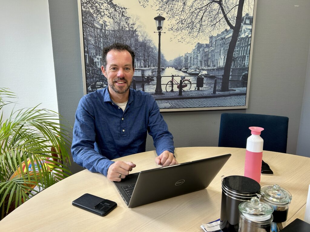 Sietze achter zijn laptop