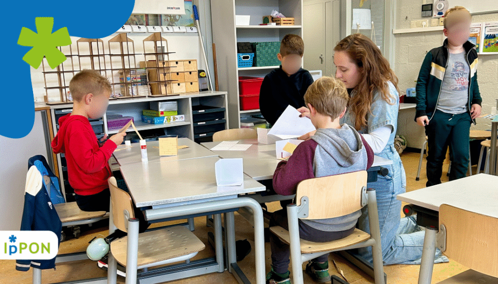 Jackie helpt kinderen met hun ontwerpen